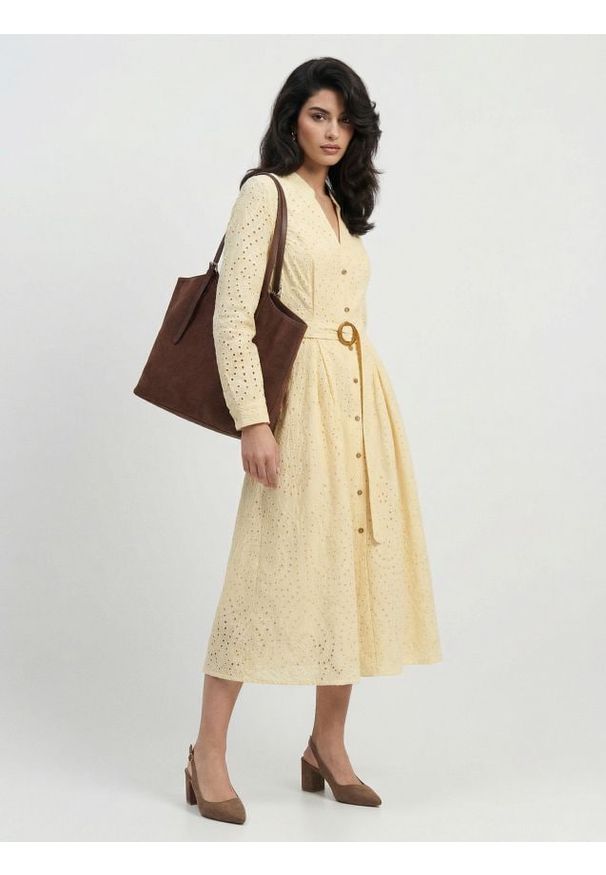 Sinsay - Ażurowa sukienka szmizjerka midi z paskiem - kremowy. Kolor: kremowy. Wzór: ażurowy. Typ sukienki: szmizjerki. Długość: midi