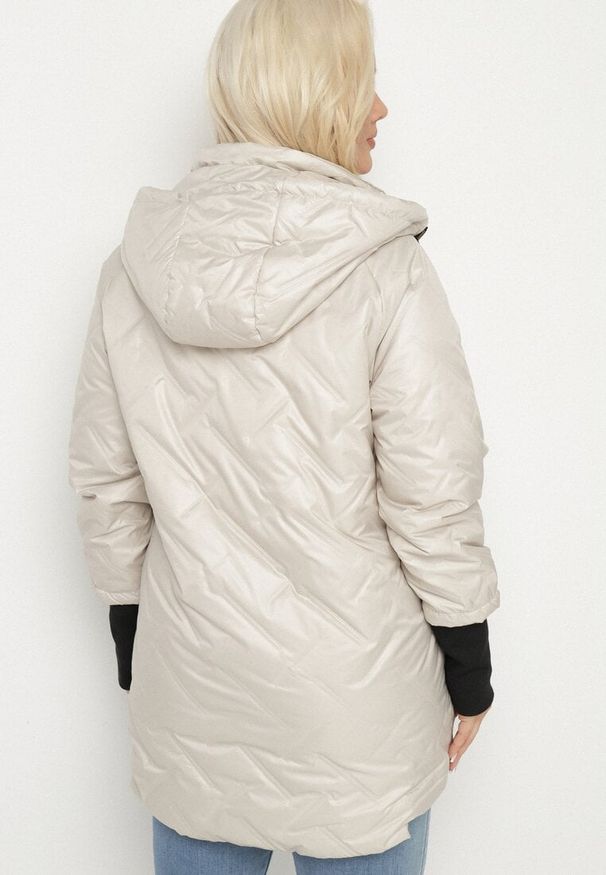 Born2be - Jasnobeżowa Kurtka Pikowana z Odpinanym Kapturem z Dłuższym Tyłem Rivselia. Okazja: na co dzień. Kolor: szary. Materiał: tkanina. Długość: długie. Wzór: aplikacja. Sezon: zima. Styl: klasyczny, casual