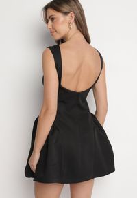 Born2be - Czarna Taliowana Sukienka z Odkrytymi Plecami Florreti. Typ kołnierza: dekolt na plecach. Kolor: czarny. Typ sukienki: dopasowane #6