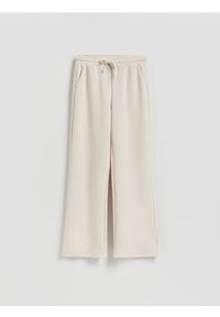 Reserved - Spodnie long leg - beżowy. Kolor: beżowy. Materiał: dzianina