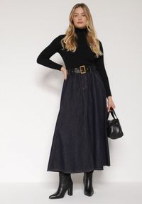 Born2be - Granatowa Jeansowa Spódnica Midi z Paskiem Suera. Kolor: niebieski. Materiał: jeans #6