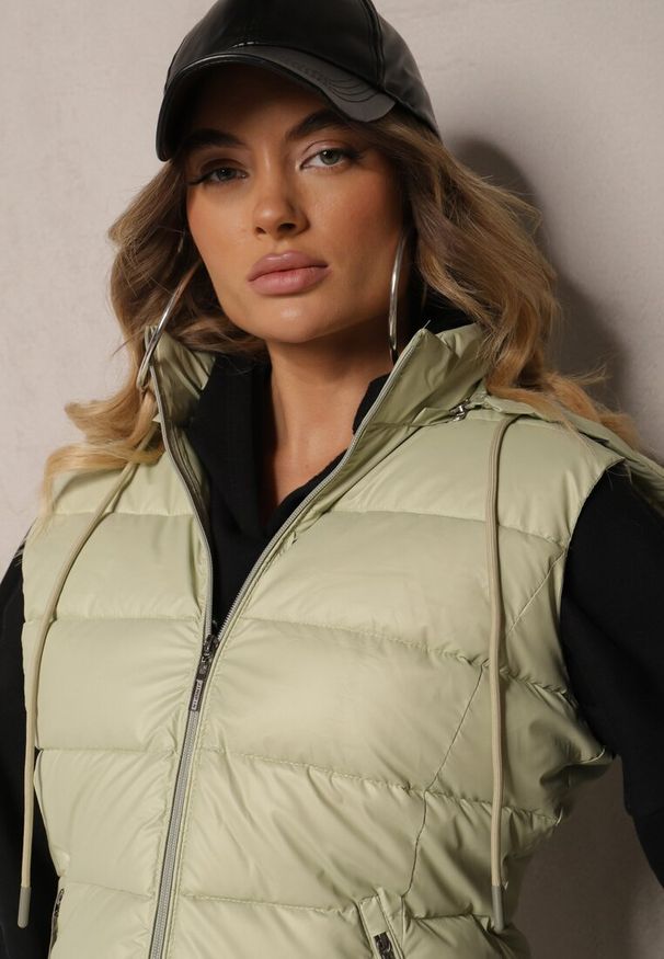 Renee - Jasnozielona Taliowana Kamizelka z Pikowanymi Przeszyciami Kieszeniami i Odpinanym Kapturem Ravarielis. Okazja: na co dzień. Kolor: zielony. Styl: elegancki, casual