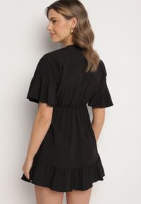 Born2be - Czarna Nietoperzowa Sukienka z Wiskozą o Rozkloszowanym Kroju z Falbanką Tullimi. Okazja: na co dzień. Typ kołnierza: dekolt w kształcie V. Kolor: czarny. Materiał: wiskoza. Styl: casual, elegancki #5