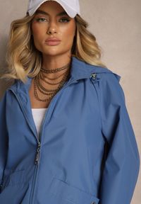 Renee - Ciemnoniebieska Pudełkowa Kurtka o Kroju Parki ze Ściągaczem i Kapturem Sesailis. Okazja: na co dzień. Kolor: niebieski. Materiał: jeans. Długość rękawa: długi rękaw. Długość: długie. Wzór: aplikacja. Styl: klasyczny, casual #4