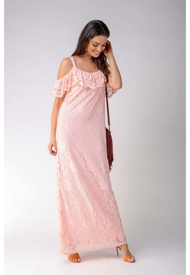 Nommo - Jasnoróżowa Koronkowa Sukienka Maxi Inspirowana Hiszpańskim Stylem. Kolor: różowy. Materiał: koronka. Długość: maxi