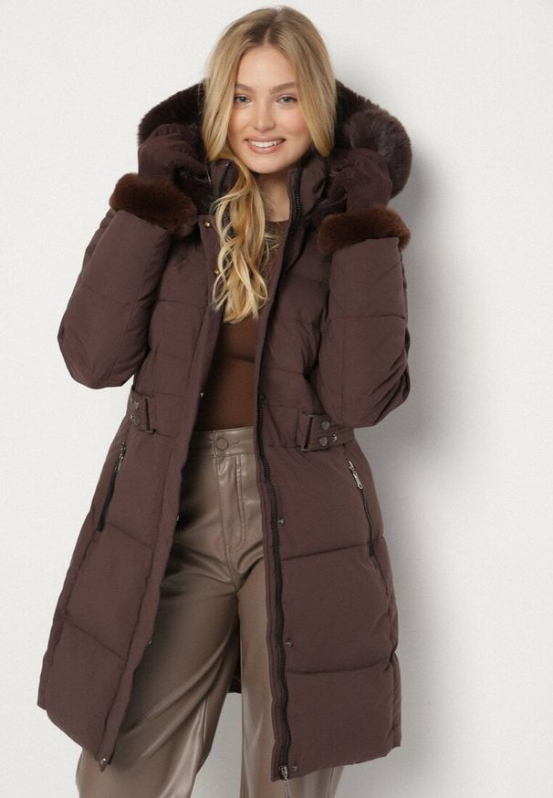 Born2be - Brązowa Pikowana Kurtka z Kapturem z Futrem i Paskiem w Talii Acendria. Okazja: na co dzień. Typ kołnierza: kaptur. Kolekcja: plus size. Kolor: brązowy. Materiał: futro. Styl: casual, klasyczny