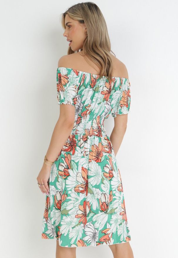 Born2be - Zielona Sukienka Midi Hiszpanka z Gumkami w Pasie Asarina. Okazja: na co dzień. Typ kołnierza: dekolt hiszpanka. Kolor: zielony. Materiał: tkanina. Wzór: kwiaty. Styl: casual. Długość: midi