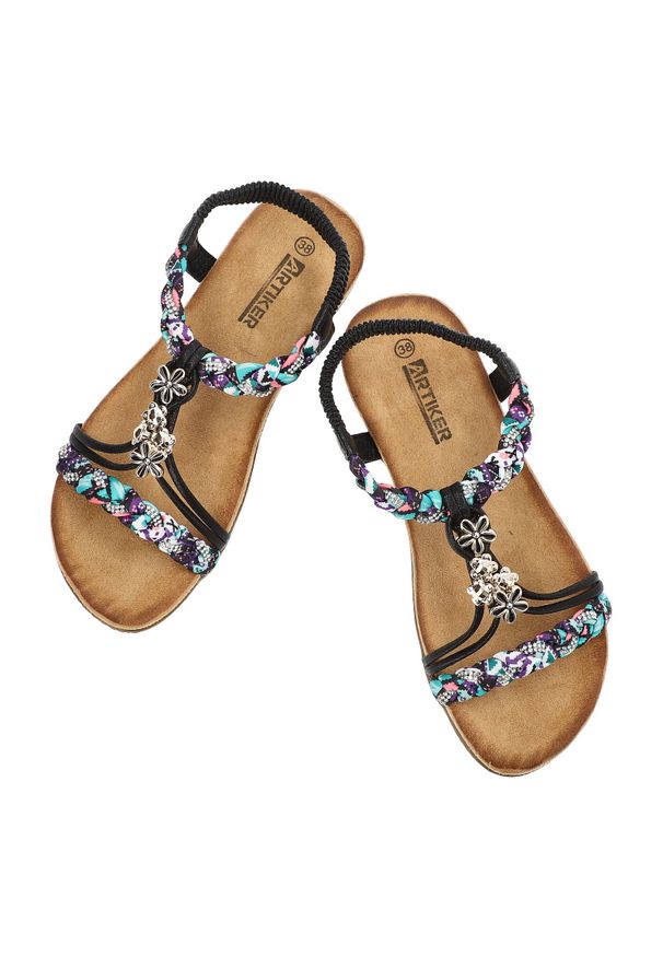 Czarne Sandały Artiker Modne Obuwie Damskie. Okazja: na spacer. Zapięcie: pasek. Kolor: czarny. Materiał: materiał. Wzór: aplikacja, paski. Sezon: lato