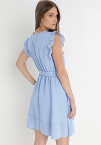 Born2be - Jasnoniebieska Sukienka Kopertowa z Falbankami i Wiązaniem Dalim. Okazja: na randkę. Typ kołnierza: kołnierz z falbankami. Kolor: niebieski. Materiał: materiał. Długość rękawa: bez rękawów. Wzór: aplikacja. Typ sukienki: kopertowe. Długość: midi #5