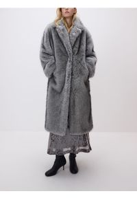 Reserved - Płaszcz z imitacji futra - jasnoszary. Kolor: szary. Materiał: futro #1