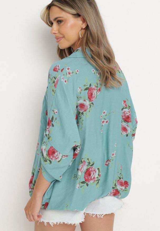 Born2be - Niebieska Koszula z Wiskozy ze Ściągaczami w Kwiaty Tineras. Okazja: na co dzień. Kolor: niebieski. Materiał: wiskoza. Wzór: kwiaty. Styl: casual