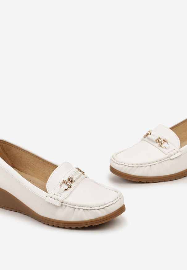 Born2be - Białe Półbuty w Stylu Mokasynów na Koturnie z Metalową Ozdobą Tolina. Kolor: biały. Szerokość cholewki: normalna. Wzór: aplikacja. Obcas: na koturnie