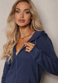Renee - Granatowa Bluza z Kapturem Harasphei. Okazja: na co dzień. Typ kołnierza: kaptur. Kolor: niebieski. Materiał: jeans, tkanina. Długość rękawa: długi rękaw. Długość: długie. Wzór: jednolity. Styl: sportowy, casual #5
