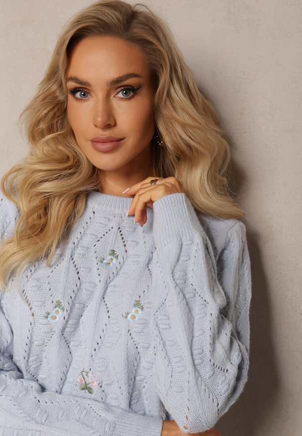 Renee - Jasnoniebieski Klasyczny Sweter z Długim Rękawem i Wyhaftowanymi Kwiatami Hadriela. Kolor: niebieski. Materiał: bawełna, materiał, wełna. Długość rękawa: długi rękaw. Długość: długie. Wzór: kwiaty. Styl: klasyczny