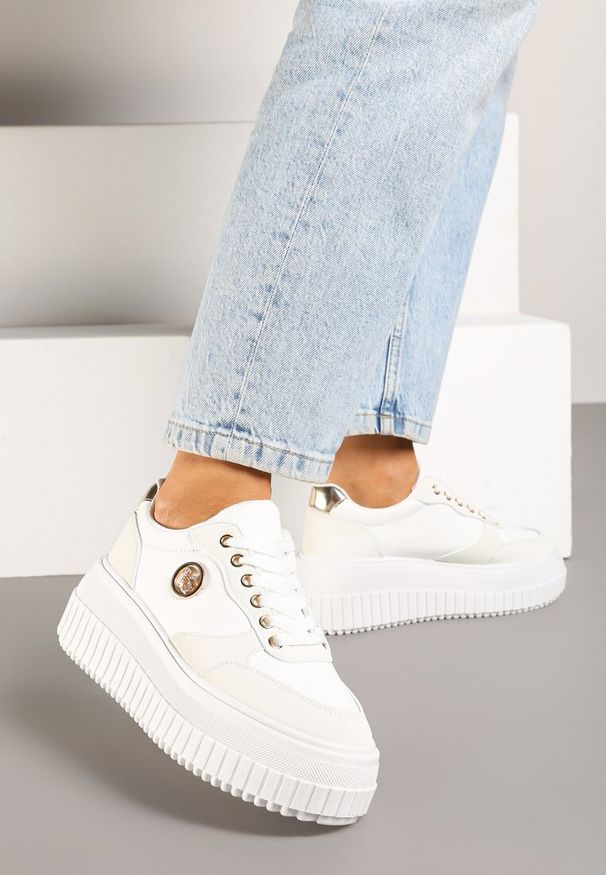 Renee - Białe Sneakersy Vices na Platformie z Tłoczeniem Ozdobione Metaliczną Aplikacją Eriri. Okazja: do pracy. Kolor: biały. Materiał: jeans. Wzór: aplikacja. Obcas: na platformie