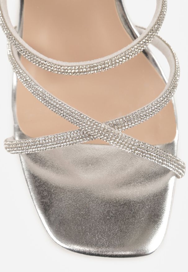 Born2be - Srebrne Sandały na Szpilce z Cyrkoniami i Kwadratowym Noskiem Vikirona. Zapięcie: sprzączka. Kolor: srebrny. Wzór: aplikacja. Obcas: na szpilce. Styl: wizytowy