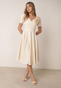 Born2be - Beżowa Elegancka Rozkloszowana Sukienka z Kwiatem 3D Eugorus. Kolor: beżowy. Wzór: kwiaty. Styl: elegancki #1