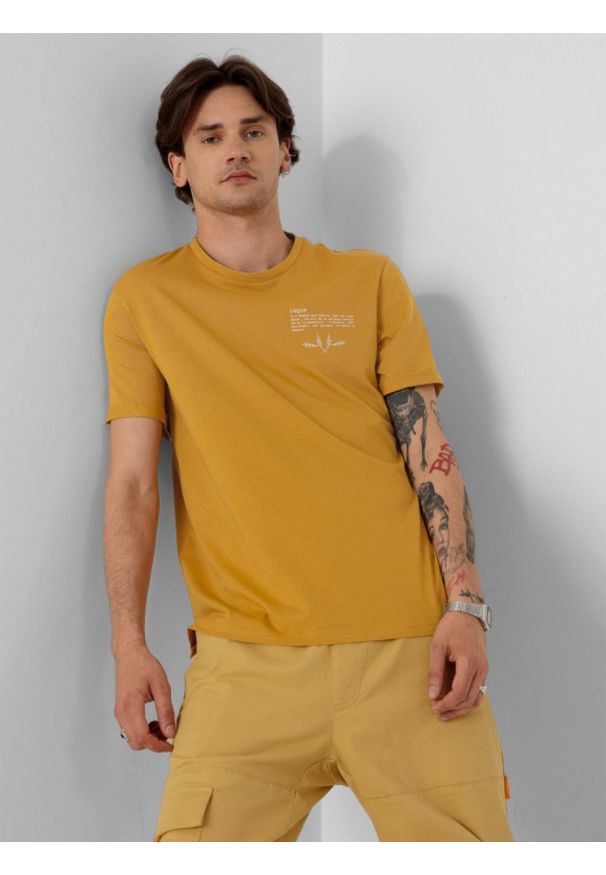 outhorn - T-shirt z nadrukiem męski - żółty. Okazja: na co dzień. Kolor: żółty. Materiał: dzianina, materiał, bawełna. Wzór: nadruk. Styl: casual