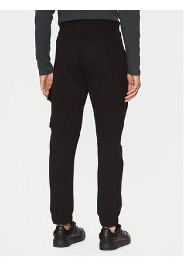 Calvin Klein Jeans Spodnie dresowe J30J326762 Czarny Regular Fit. Kolor: czarny. Materiał: bawełna