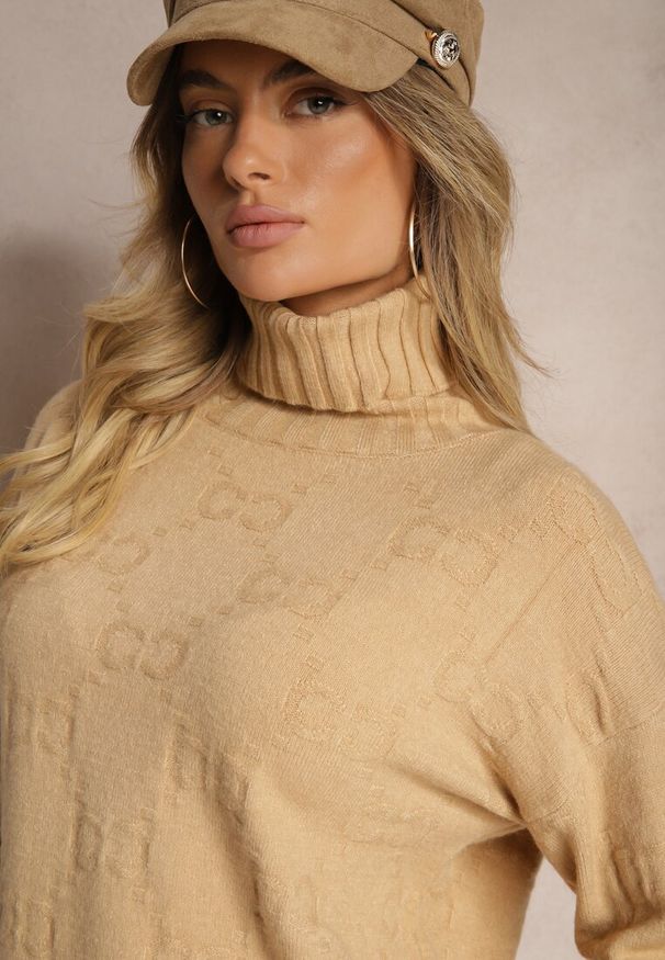 Renee - Beżowy Golf o Klasycznym Kroju Savelle. Okazja: na co dzień. Typ kołnierza: golf. Kolor: beżowy. Materiał: jeans. Długość rękawa: długi rękaw. Długość: długie. Styl: klasyczny