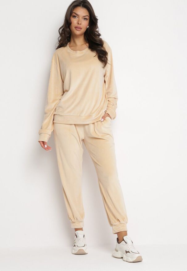 Born2be - Beżowy Komplet Dresowy z Welurowej Dzianiny Bluza i Joggery Iramba. Kolor: beżowy. Materiał: dzianina, welur, dresówka