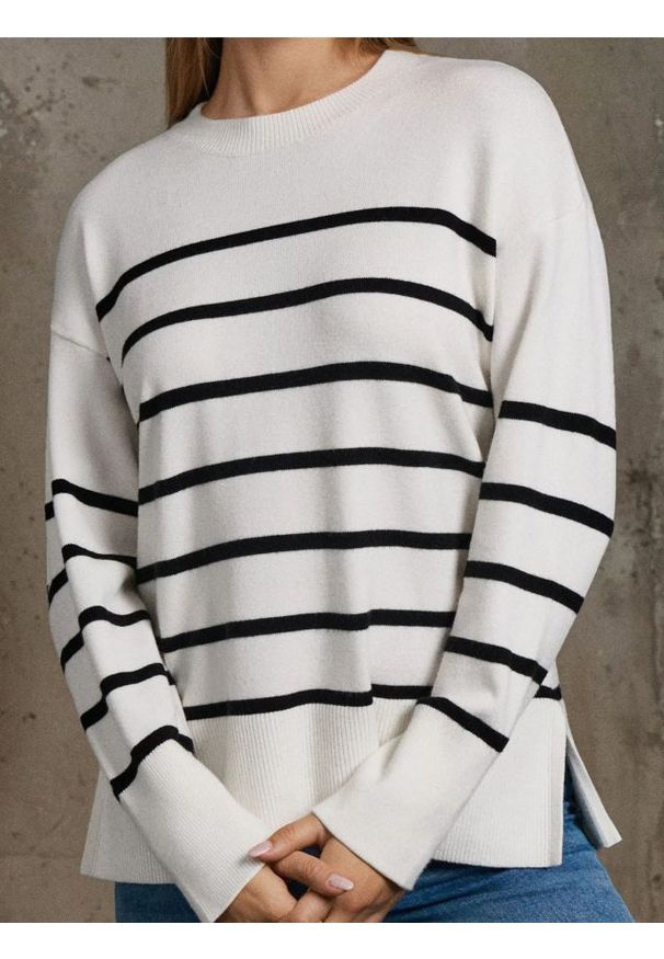 Sinsay - Prążkowany sweter w paski - wielobarwny. Materiał: prążkowany. Wzór: paski