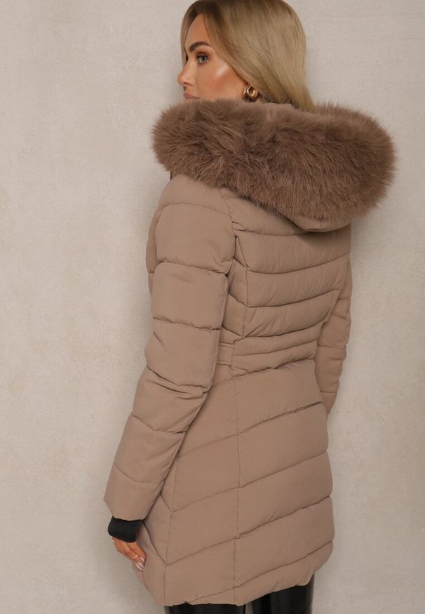 Renee - Ciemnobeżowa Pikowana Kurtka z Podszewką z Polarem i Kapturem z Futrzanym Obszyciem Eventina. Okazja: na co dzień. Kolor: beżowy. Materiał: polar, futro. Styl: elegancki, casual
