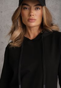 Renee - Czarna Bluza z Bawełną Fason z Kapturem i Kangurową Kieszenią Bublaria. Okazja: na co dzień, na spacer. Typ kołnierza: kaptur. Kolor: czarny. Materiał: bawełna. Długość rękawa: długi rękaw. Długość: długie. Wzór: gładki. Styl: casual #7