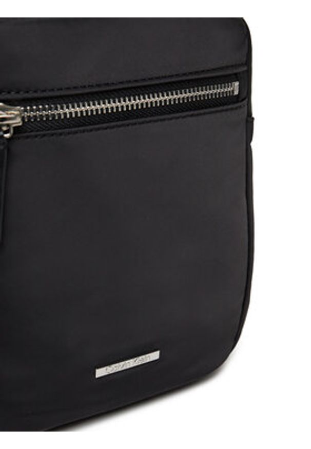 Calvin Klein Saszetka Sleek Nylon Reporter LV04D3176G Czarny. Kolor: czarny. Materiał: materiał
