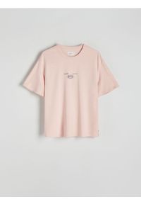 Reserved - T-shirt oversize z nadrukiem - pastelowy róż. Kolor: różowy. Materiał: dzianina, bawełna. Wzór: nadruk