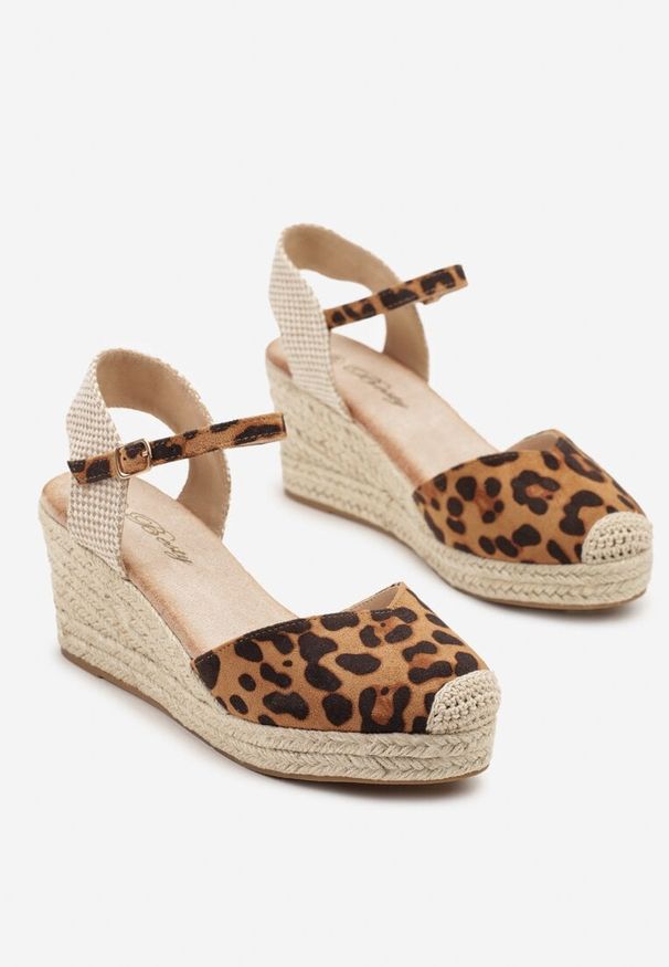 Renee - Panterkowe Sandały na Plecionym Koturnie Odivale. Okazja: na co dzień. Zapięcie: sprzączka. Sezon: wiosna. Obcas: na koturnie. Styl: casual