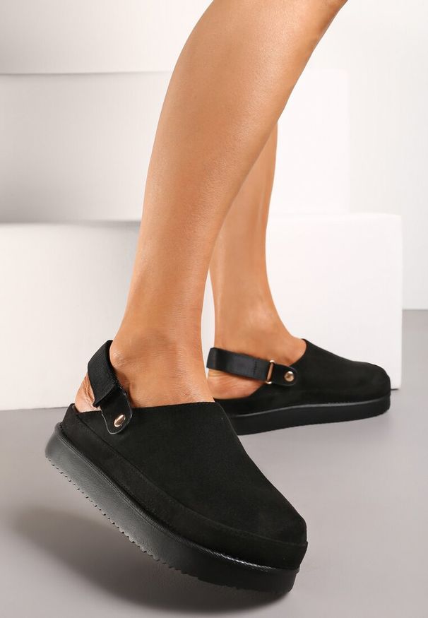 Born2be - Czarne Klapki w Typie Chodaków na Grubej Podeszwie Jrea. Kolor: czarny