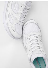 bonprix - Sneakersy Skechers z pianką Memory. Kolor: biały, szary
