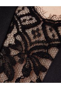 Alexander McQueen - ALEXANDER MCQUEEN - Czarna sukienka mini. Kolor: czarny. Materiał: tkanina, koronka, materiał. Wzór: koronka. Typ sukienki: dopasowane. Styl: elegancki. Długość: mini #3
