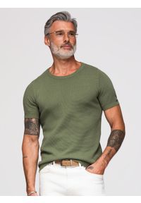 Ombre Clothing - Dzianinowa koszulka męska z delikatną drobną strukturą - oliwkowa V5. Okazja: na co dzień. Kolor: oliwkowy. Materiał: dzianina. Długość rękawa: krótki rękaw. Długość: krótkie. Wzór: ze splotem. Styl: elegancki, casual, wizytowy