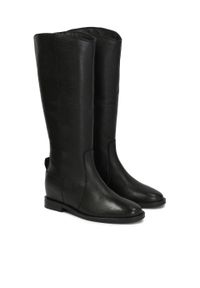 Kazar - Skórzane kozaki damskie na podwyższeniu. Kolor: czarny. Materiał: skóra. Szerokość cholewki: normalna. Sezon: jesień, zima. Obcas: na koturnie #2