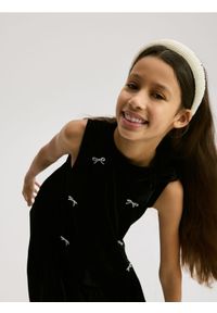 Reserved - Welurowa sukienka w kokardki - czarny. Typ kołnierza: kokarda. Kolor: czarny. Materiał: welur #1