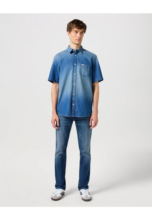 Wrangler - WRANGLER SS 1 PKT SHIRT MĘSKA KOSZULA JEANSOWA MID STONE 112350183 W5K0014179. Materiał: jeans