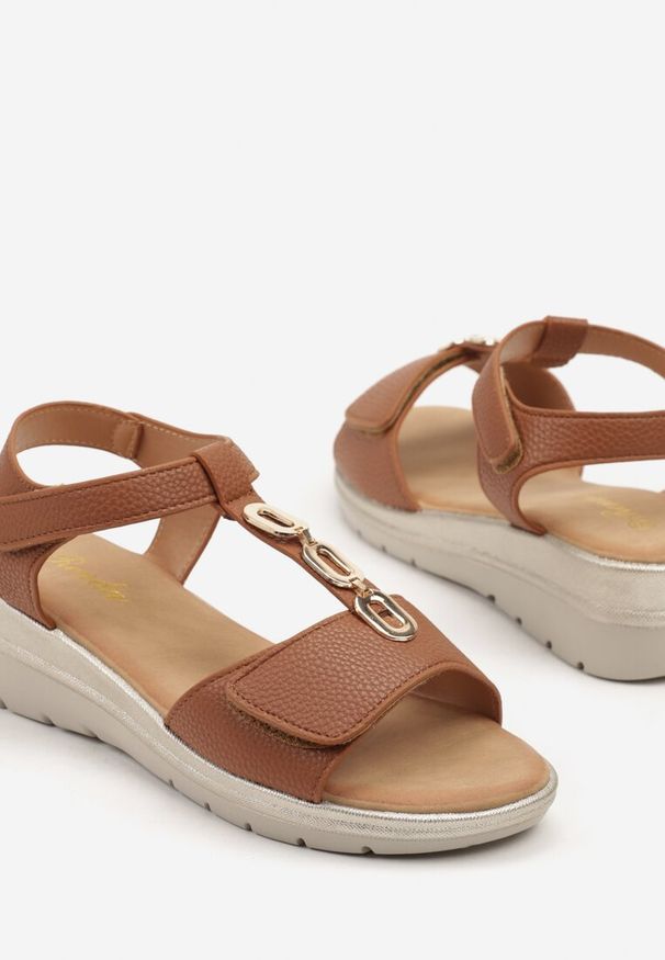 Born2be - Brązowe Sandały na Niewysokim Koturnie z Ozdobną Aplikacją i Rzepami Jullisa. Okazja: na spacer, na co dzień. Zapięcie: rzepy. Kolor: brązowy. Wzór: aplikacja. Sezon: lato. Obcas: na koturnie. Styl: elegancki, casual, klasyczny