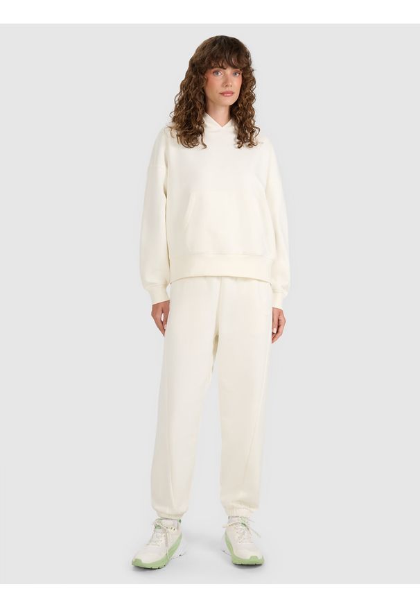 4f - 4F Bluza dresowa nierozpinana z kapturem damska - beżowa M. Okazja: na co dzień. Typ kołnierza: kaptur. Kolor: beżowy. Materiał: dresówka. Wzór: gładki, ze splotem. Styl: casual, klasyczny, sportowy