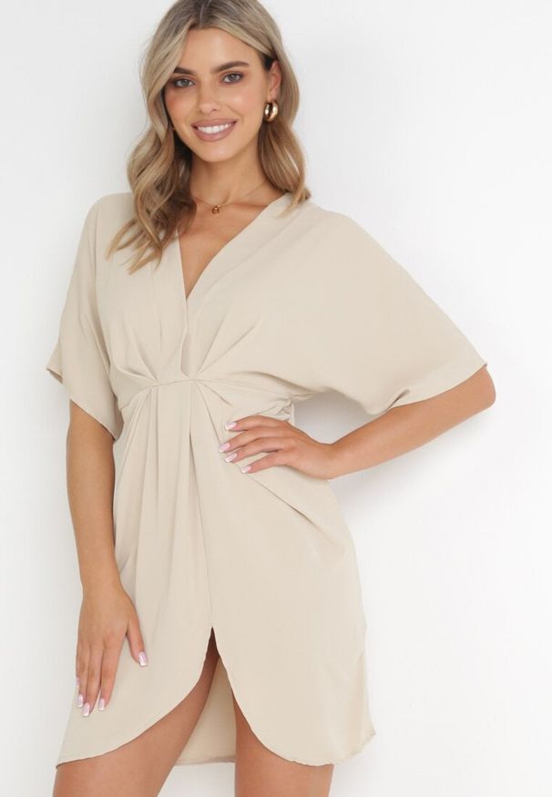 Born2be - Beżowa Sukienka z Kopertowym Dekoltem i Rękawem Nietoperz Eupfia. Kolor: beżowy. Sezon: lato. Typ sukienki: kopertowe