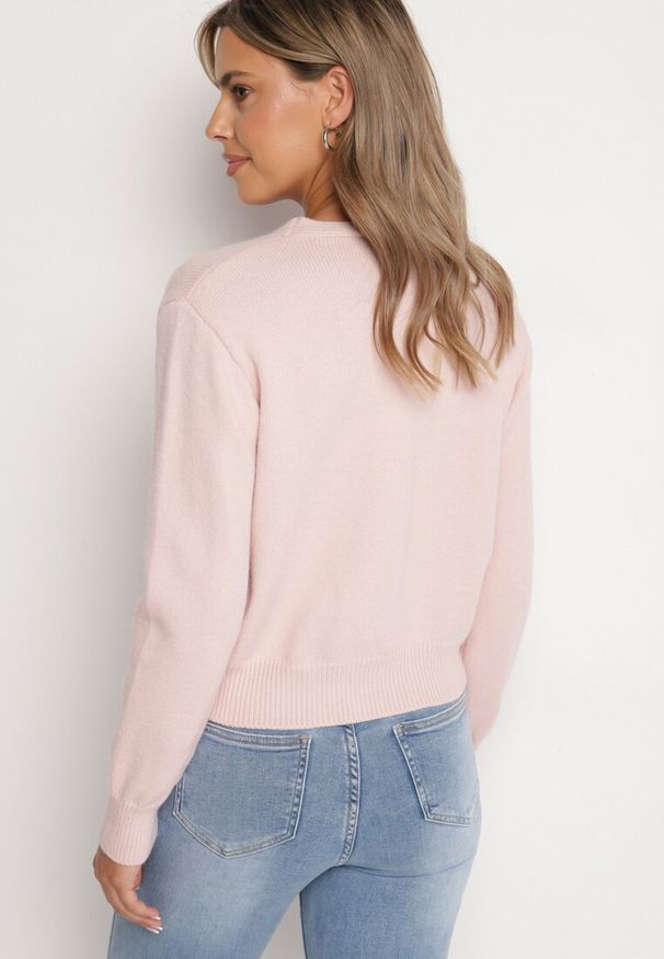 Born2be - Różowy Wiskozowy Kardigan Zdobiony Aplikacjami w Kształcie Kwiatów z Perełkami Gemilena. Okazja: na co dzień. Typ kołnierza: dekolt w serek. Kolor: różowy. Materiał: wiskoza. Długość rękawa: długi rękaw. Długość: długie. Wzór: kwiaty, aplikacja. Styl: wizytowy, casual, klasyczny, elegancki