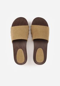 Born2be - Ciemnobeżowe Klapki Ozdobione Nitami Thronisei. Okazja: na co dzień. Kolor: beżowy. Materiał: jeans. Wzór: aplikacja. Styl: casual, klasyczny #8