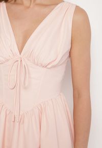 Born2be - Różowa Sukienka Vices o Rozkloszowanym Kroju z Wiązaniem Foliseia. Okazja: na co dzień. Typ kołnierza: dekolt w kształcie V. Kolor: różowy. Materiał: jeans, poliester. Długość rękawa: bez rękawów. Styl: klasyczny, casual, elegancki #3