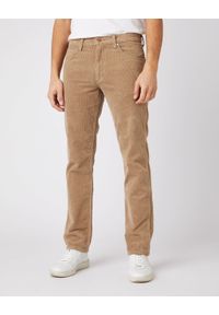 Wrangler - MĘSKIE SPODNIE MATERIAŁOWE WRANGLER GREENSBORO FLAX W15QA2C04. Materiał: materiał