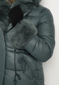 Born2be - Ciemnozielona Pikowana Kurtka z Kapturem i Futrzanymi Wstawkami Ściągana Sznurkiem w Talii Emirale. Okazja: na co dzień. Typ kołnierza: kaptur. Kolor: zielony. Materiał: futro. Wzór: aplikacja. Styl: casual, elegancki #2