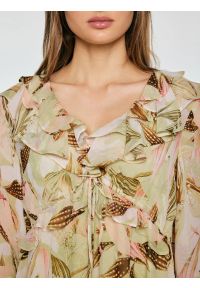 Big-Star - Sukienka damska mini z wiskozy w roślinny wzór Amisi 000. Okazja: na co dzień, na spacer. Typ kołnierza: dekolt w serek. Kolor: wielokolorowy. Wzór: nadruk, aplikacja, kwiaty. Materiał: wiskoza. Długość rękawa: długi rękaw. Sezon: lato. Styl: wakacyjny, casual. Długość: mini #2