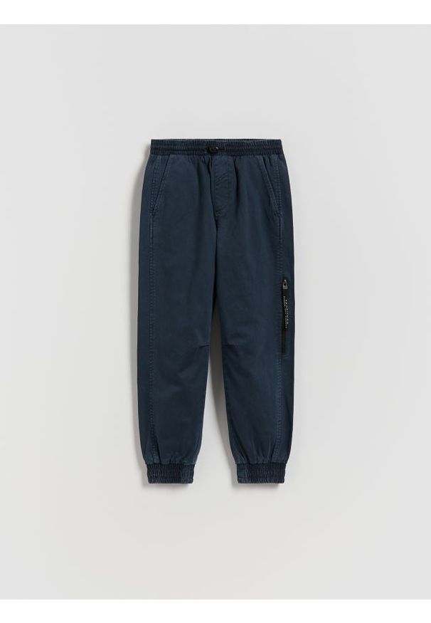 Reserved - Bawełniane spodnie jogger - granatowy. Kolor: niebieski. Materiał: bawełna