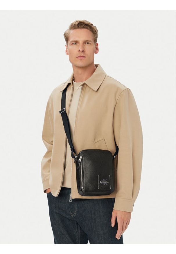 Calvin Klein Saszetka Bold Pebble Simple Reporter LV04D3623G Czarny. Kolor: czarny. Materiał: skóra
