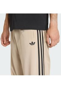 Adidas - adidas Spodnie dresowe Firebird KE6679 Beżowy Loose Fit. Kolor: beżowy. Materiał: syntetyk #2